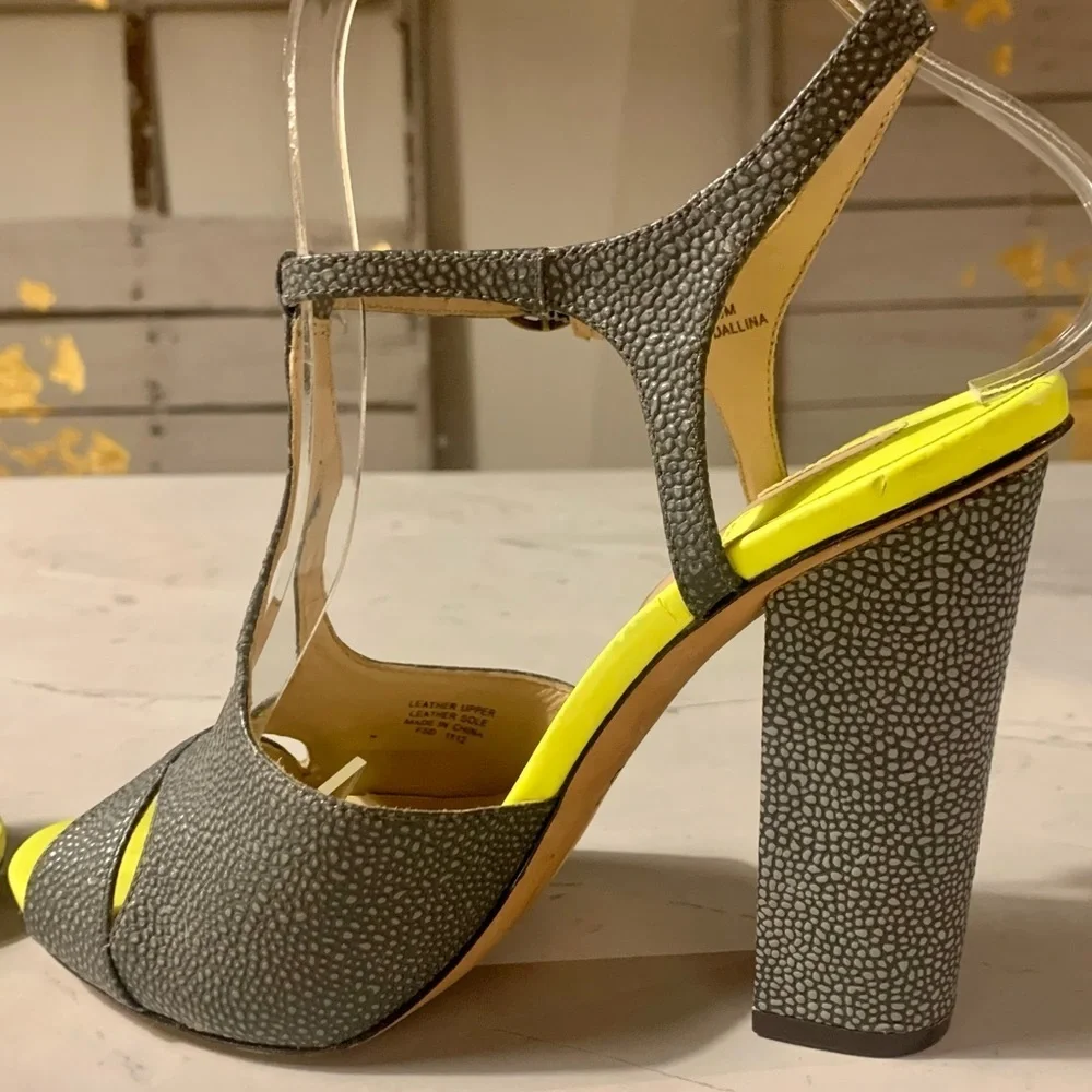 Joan & David Dadallina Gray Yellow Textured Leather T-Strap Peep Toe Sandal Sz 6